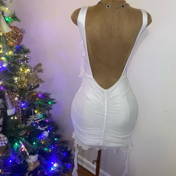 Elegant White Sleeveless Dress - Picture 3 of 3